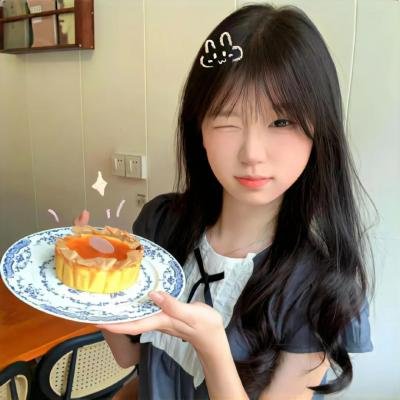 坐在酒吧里吃蛋糕